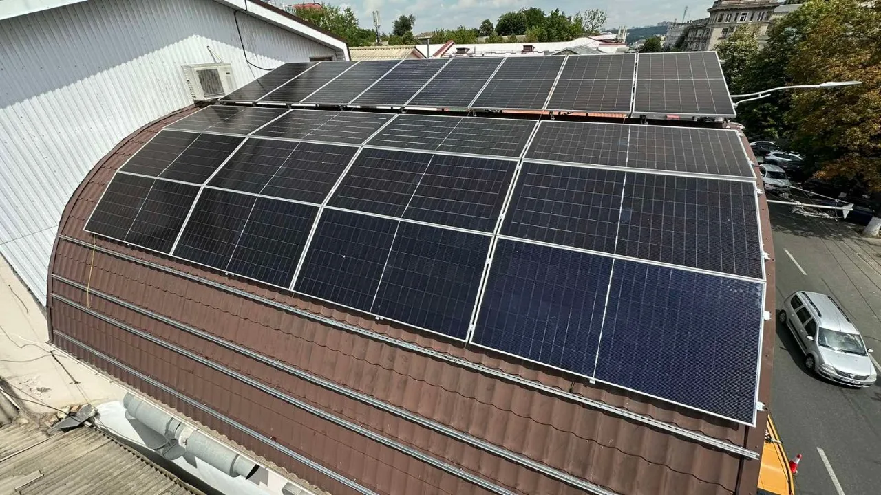 Stație fotovoltaică 25kW Chișinău Vasile Alexandri clinica stomatologică panouri solare ePrime Проектирование и монтаж солнечных станций в Молдове. 15 инженеров в штате. 1000+ реализованных объектов. B2B и частные дома. Офис Кишинев.