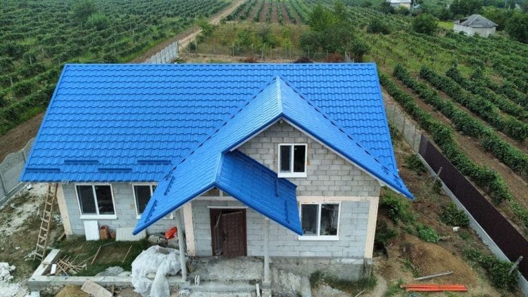 Kit fotovoltaic de 5 kW instalat pe acoperișul unei case, obiect real ePrime