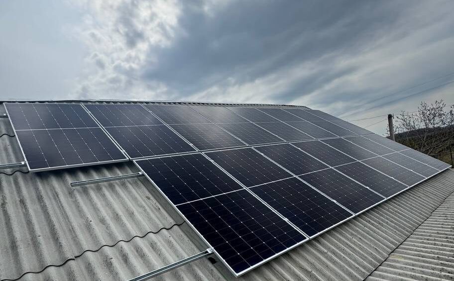 ePrime Stație fotovoltaică Ardezie (șifer) Montarea panourilor solare direct peste mușchi