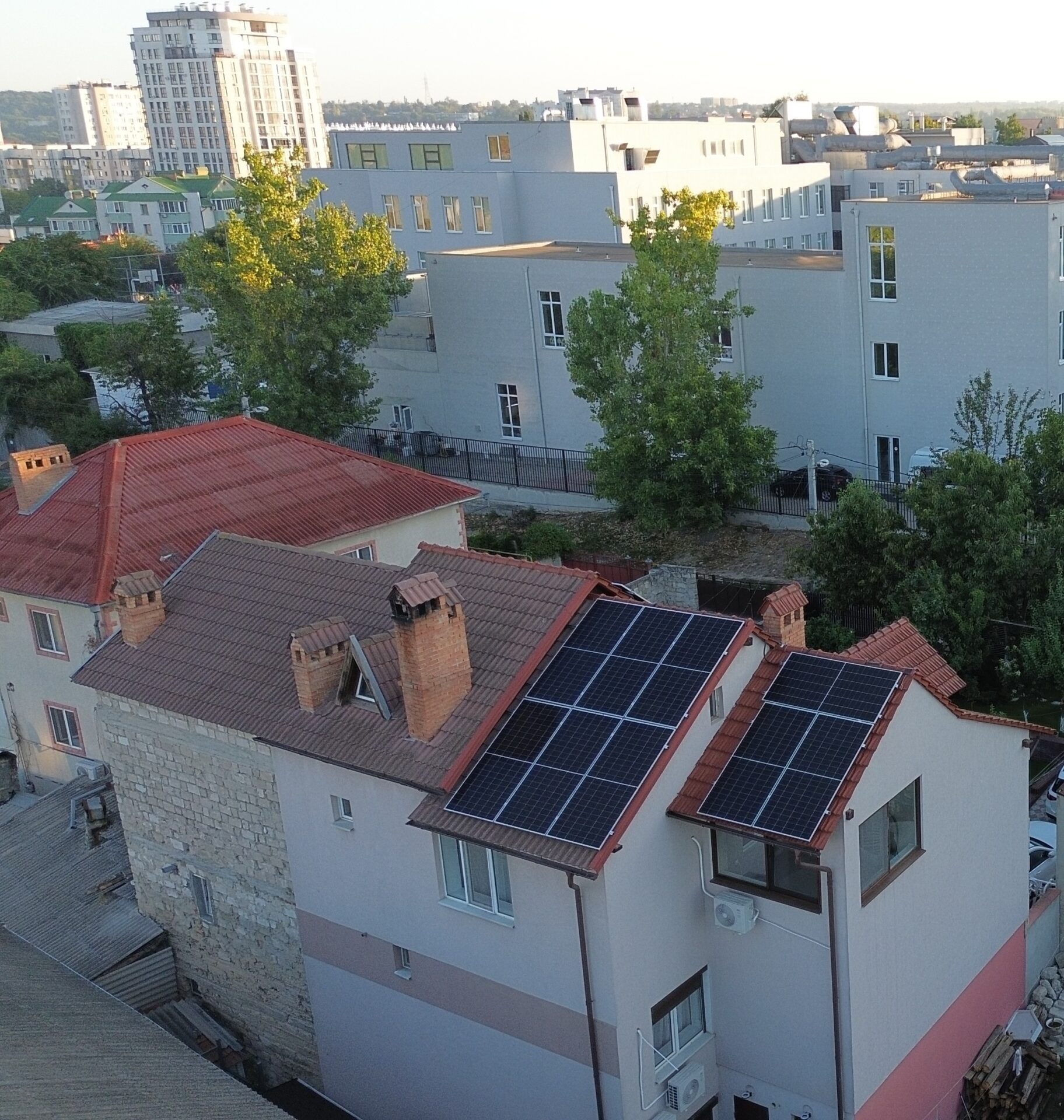 ePrime Pe strada Constantin Stamati din municipiul Chișinău, compania ePrime a instalat o stație fotovoltaică de 11 kW