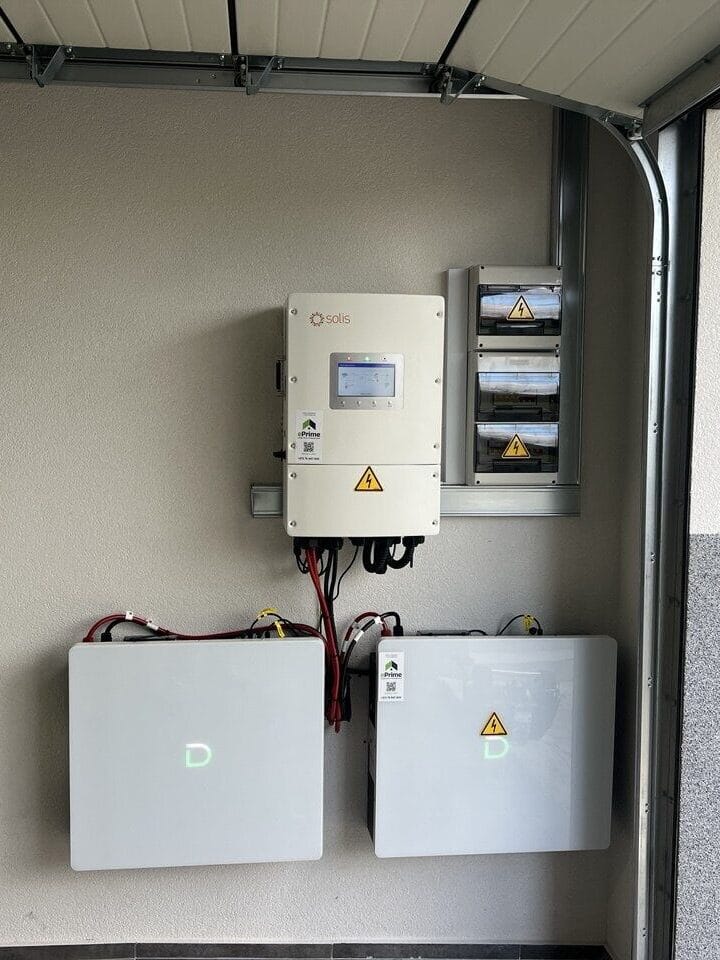 Sistem fotovoltaic 16 kW instalat pe acoperiș casă privată în Durlești Poiana Domnească