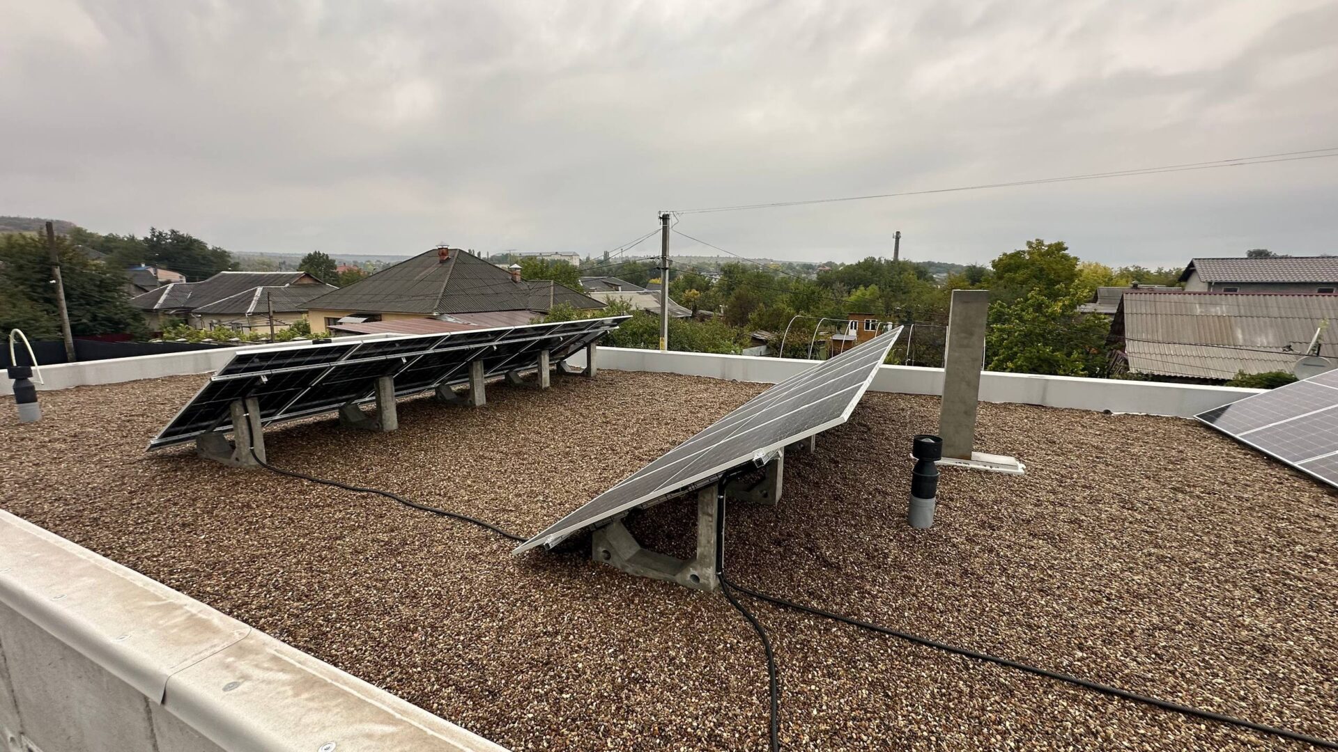 Panouri solare instalate pe acoperis plat cu pietriș în Anenii Noi, structură cu balast