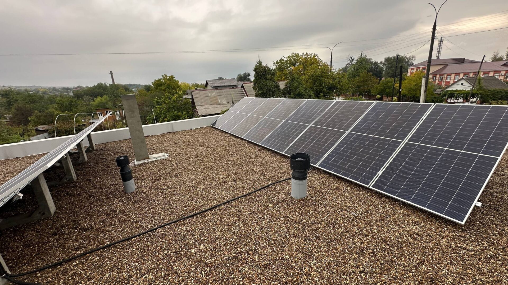 Panouri solare instalate pe acoperis plat cu pietriș în Anenii Noi, structură cu balast