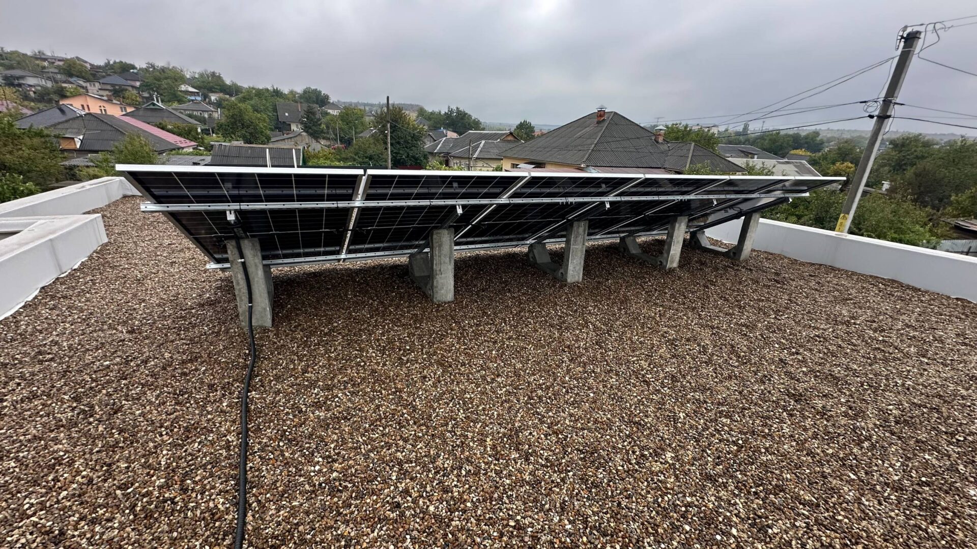Panouri solare instalate pe acoperis plat cu pietriș în Anenii Noi, structură cu balast