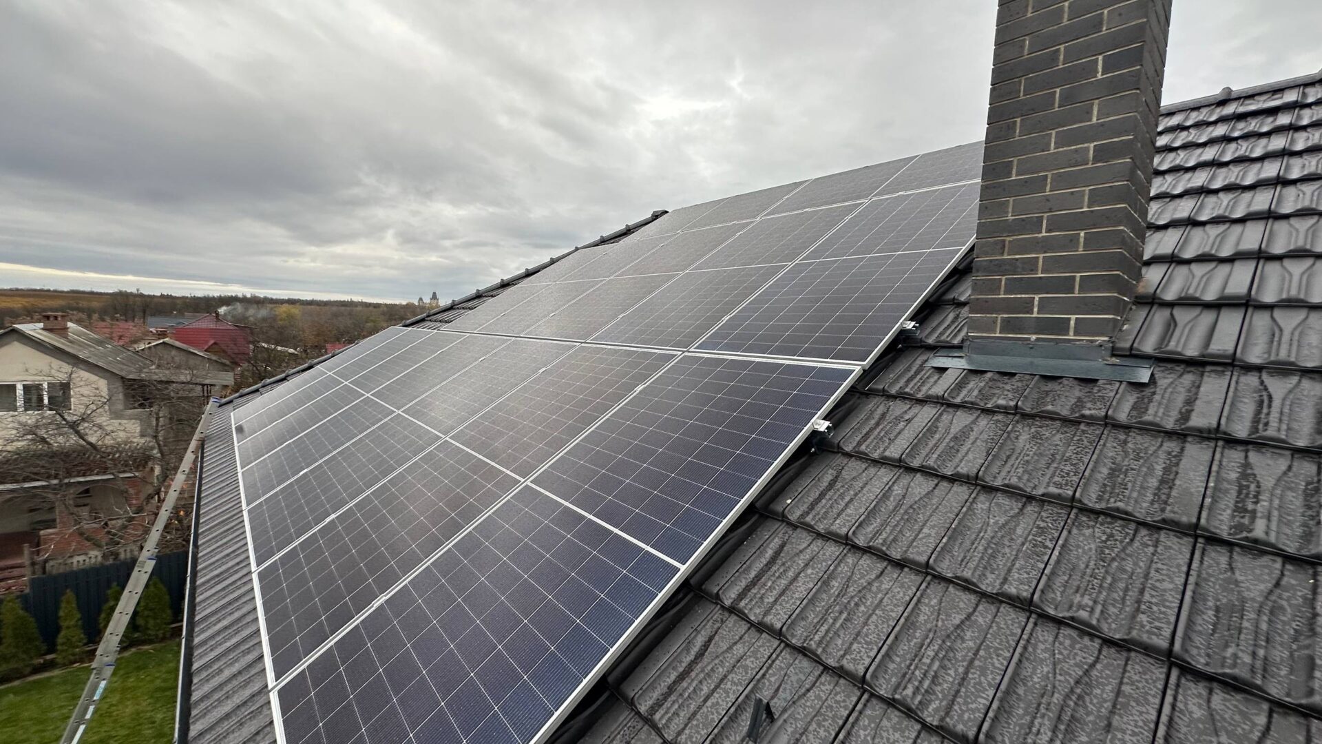 Sistem fotovoltaic 16 kW instalat pe acoperiș casă privată în Durlești Poiana Domnească