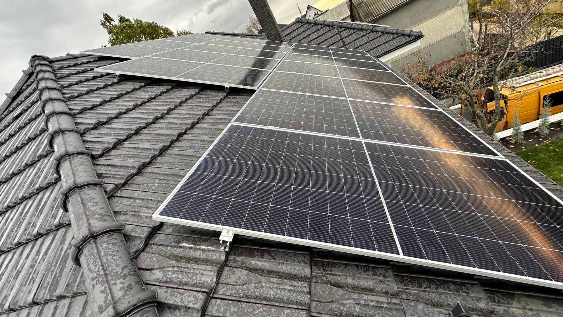 Sistem fotovoltaic 16 kW instalat pe acoperiș casă privată în Durlești Poiana Domnească