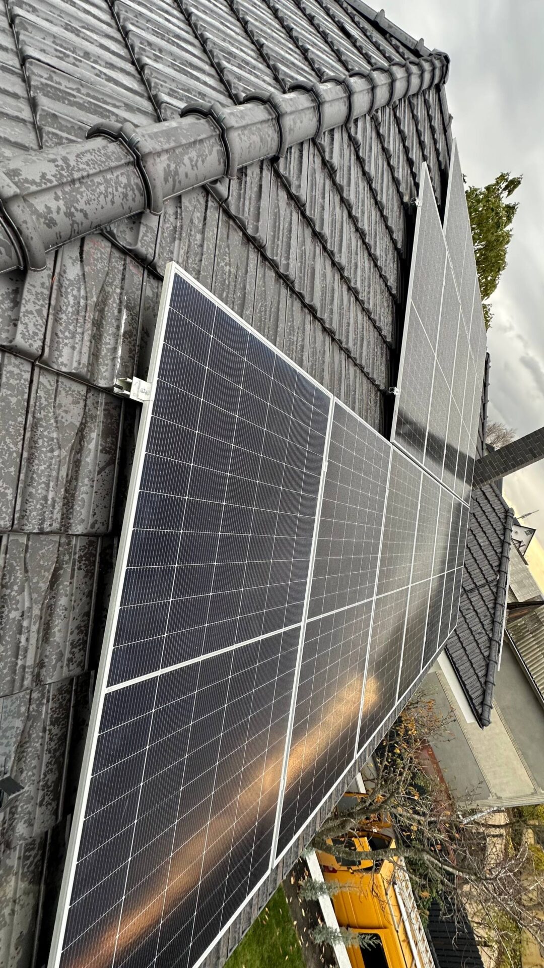 Sistem fotovoltaic 16 kW instalat pe acoperiș casă privată în Durlești Poiana Domnească