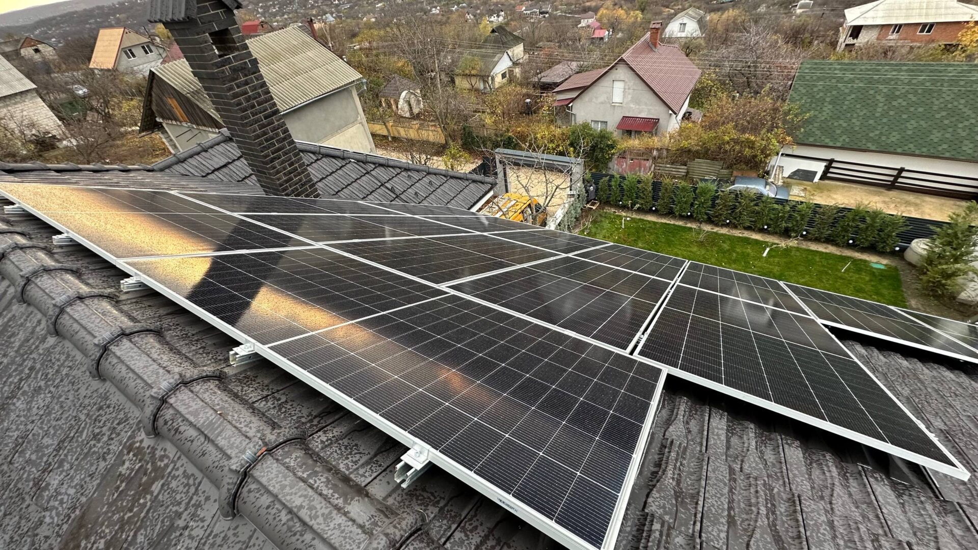 Sistem fotovoltaic 16 kW instalat pe acoperiș casă privată în Durlești Poiana Domnească