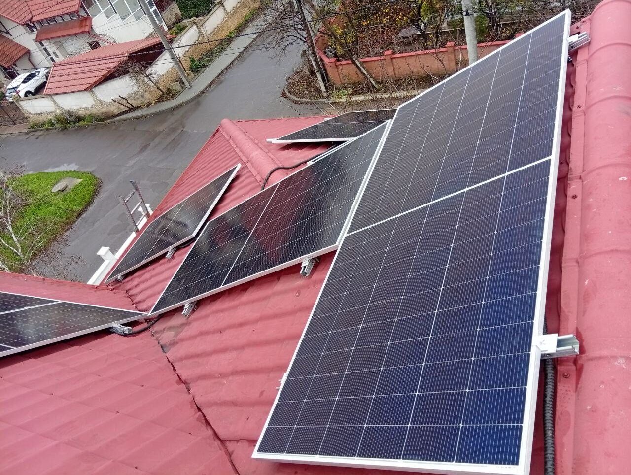 ePrime Sistem fotovoltaic hibrid de 10,45 kW instalat pe acoperiș cu geometrie complexă în mun. Chișinău, str. Voluntar Filip Lupașcu. Echipament: panouri Longi Solar 615W Bifacial, invertor Solis 10kW și stocare Dyness.