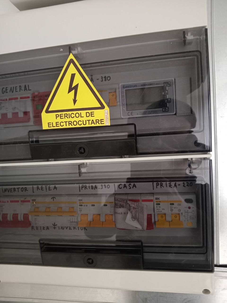 ePrime Sistem fotovoltaic hibrid de 10,45 kW instalat pe acoperiș cu geometrie complexă în mun. Chișinău, str. Voluntar Filip Lupașcu. Echipament: panouri Longi Solar 615W Bifacial, invertor Solis 10kW și stocare Dyness.