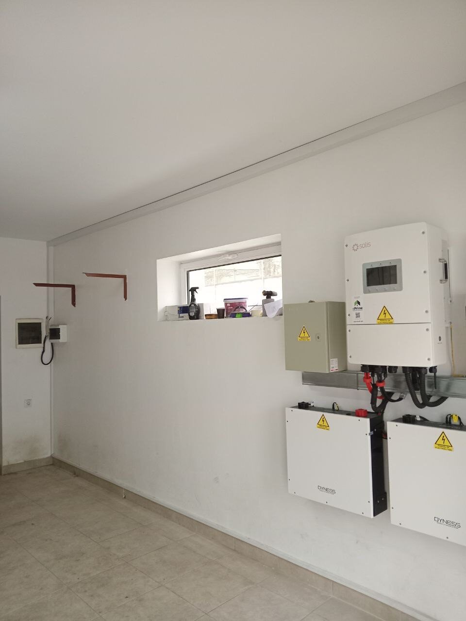 ePrime Sistem fotovoltaic hibrid de 10,45 kW instalat pe acoperiș cu geometrie complexă în mun. Chișinău, str. Voluntar Filip Lupașcu. Echipament: panouri Longi Solar 615W Bifacial, invertor Solis 10kW și stocare Dyness.