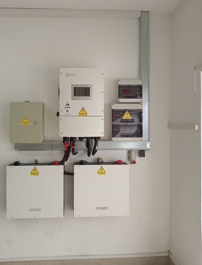 ePrime Sistem fotovoltaic hibrid de 10,45 kW instalat pe acoperiș cu geometrie complexă în mun. Chișinău, str. Voluntar Filip Lupașcu. Echipament: panouri Longi Solar 615W Bifacial, invertor Solis 10kW și stocare Dyness.