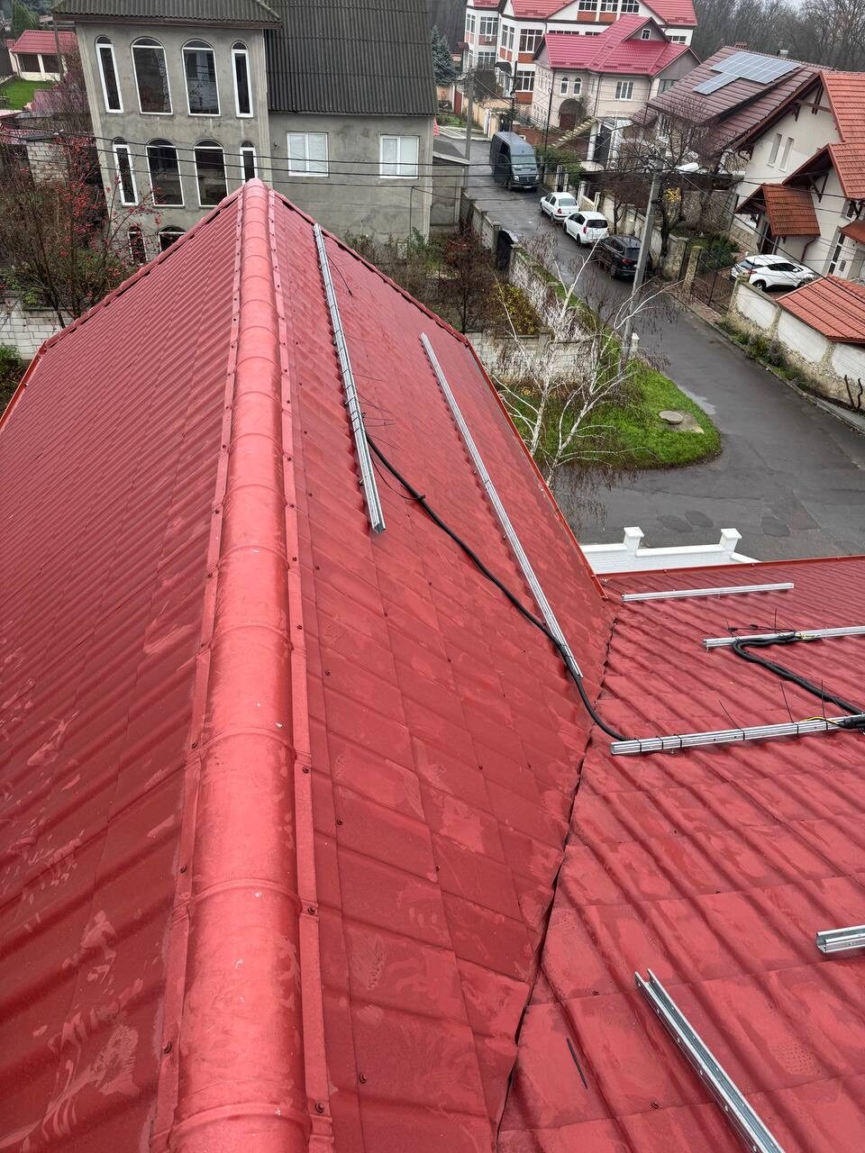 ePrime Sistem fotovoltaic hibrid de 10,45 kW instalat pe acoperiș cu geometrie complexă în mun. Chișinău, str. Voluntar Filip Lupașcu. Echipament: panouri Longi Solar 615W Bifacial, invertor Solis 10kW și stocare Dyness.