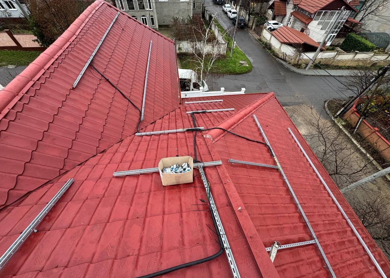 ePrime Sistem fotovoltaic hibrid de 10,45 kW instalat pe acoperiș cu geometrie complexă în mun. Chișinău, str. Voluntar Filip Lupașcu. Echipament: panouri Longi Solar 615W Bifacial, invertor Solis 10kW și stocare Dyness.