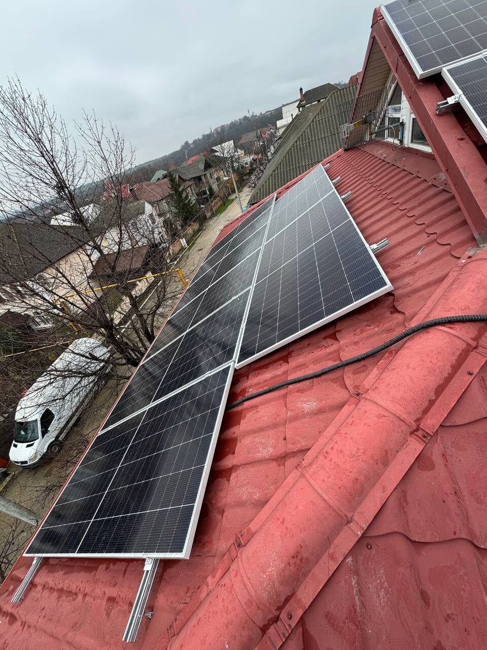 ePrime Sistem fotovoltaic hibrid de 10,45 kW instalat pe acoperiș cu geometrie complexă în mun. Chișinău, str. Voluntar Filip Lupașcu. Echipament: panouri Longi Solar 615W Bifacial, invertor Solis 10kW și stocare Dyness.