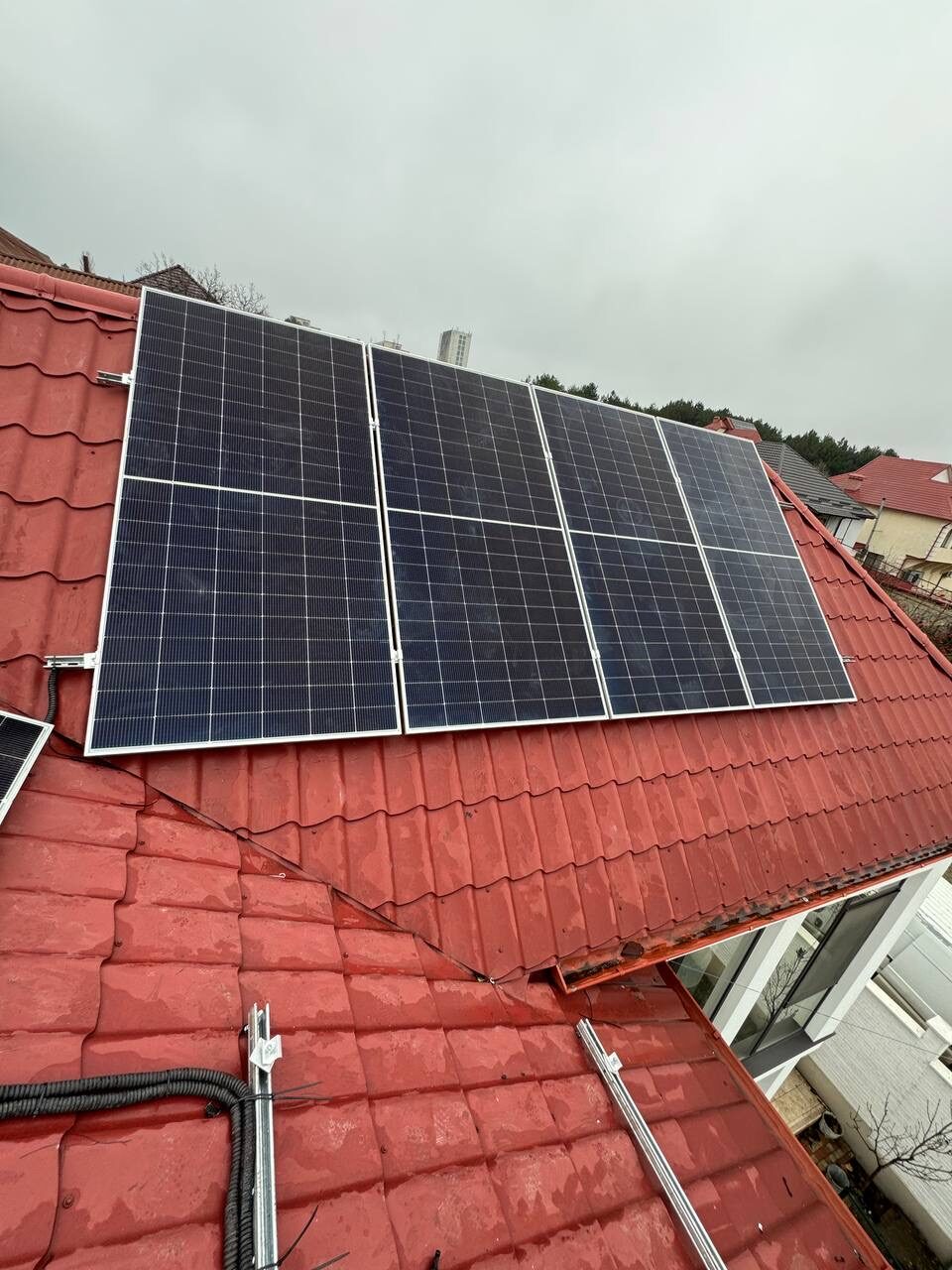 ePrime Sistem fotovoltaic hibrid de 10,45 kW instalat pe acoperiș cu geometrie complexă în mun. Chișinău, str. Voluntar Filip Lupașcu. Echipament: panouri Longi Solar 615W Bifacial, invertor Solis 10kW și stocare Dyness.