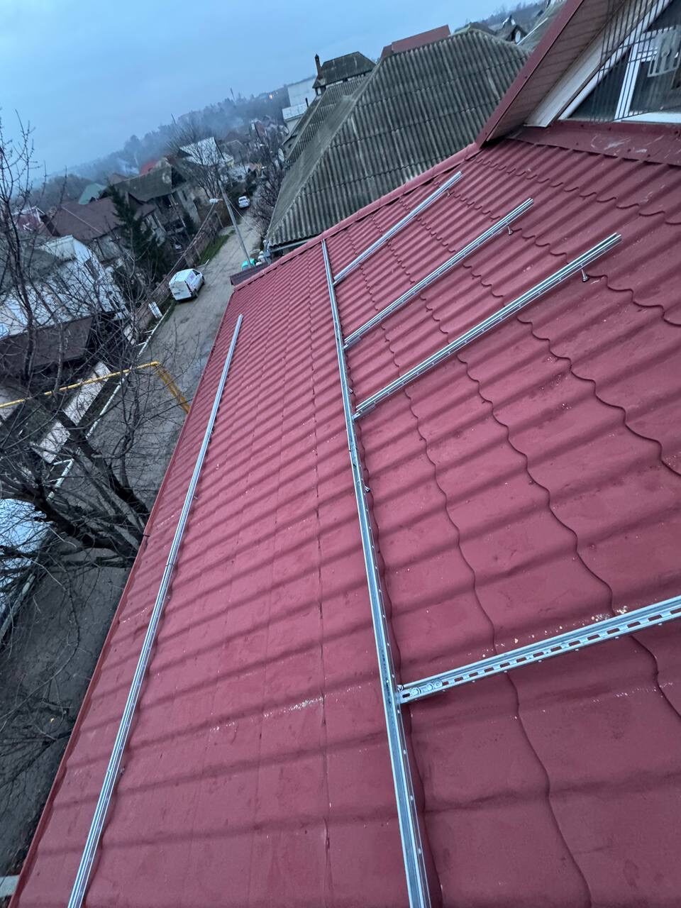 ePrime Sistem fotovoltaic hibrid de 10,45 kW instalat pe acoperiș cu geometrie complexă în mun. Chișinău, str. Voluntar Filip Lupașcu. Echipament: panouri Longi Solar 615W Bifacial, invertor Solis 10kW și stocare Dyness.