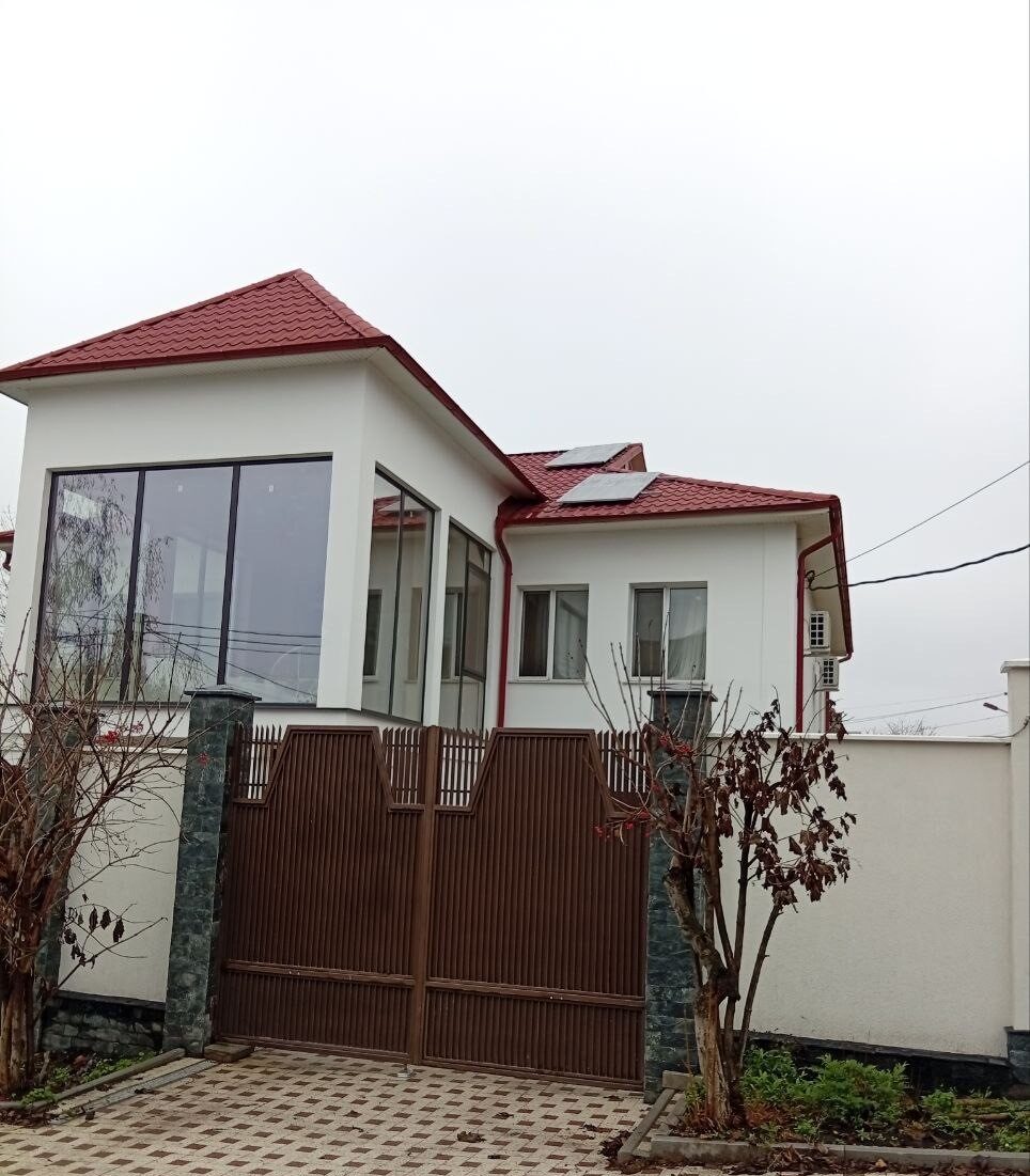 ePrime Sistem fotovoltaic hibrid de 10,45 kW instalat pe acoperiș cu geometrie complexă în mun. Chișinău, str. Voluntar Filip Lupașcu. Echipament: panouri Longi Solar 615W Bifacial, invertor Solis 10kW și stocare Dyness.