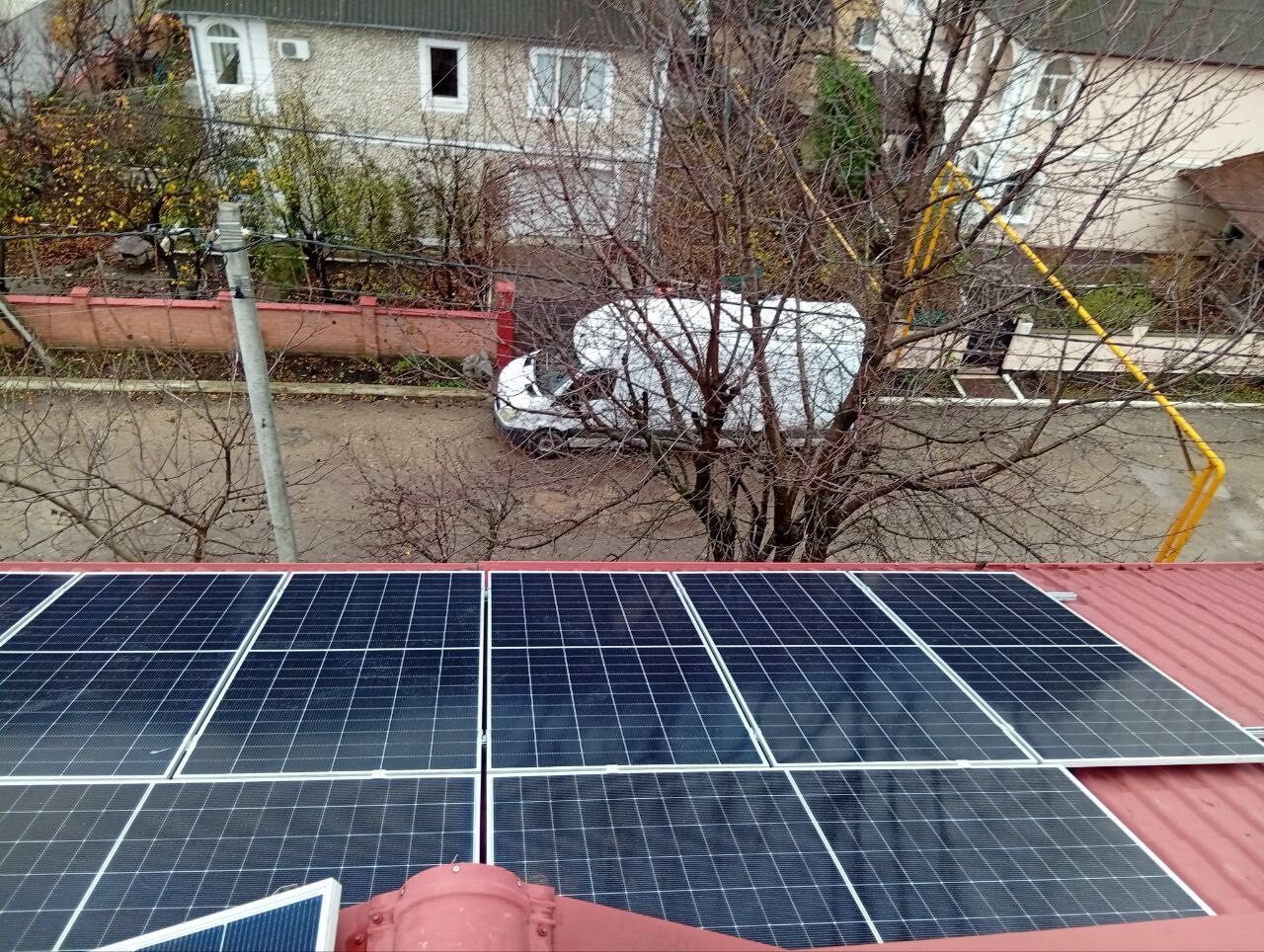 ePrime Sistem fotovoltaic hibrid de 10,45 kW instalat pe acoperiș cu geometrie complexă în mun. Chișinău, str. Voluntar Filip Lupașcu. Echipament: panouri Longi Solar 615W Bifacial, invertor Solis 10kW și stocare Dyness.