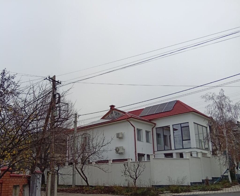 ePrime Sistem fotovoltaic hibrid de 10,45 kW instalat pe acoperiș cu geometrie complexă în mun. Chișinău, str. Voluntar Filip Lupașcu. Echipament: panouri Longi Solar 615W Bifacial, invertor Solis 10kW și stocare Dyness.