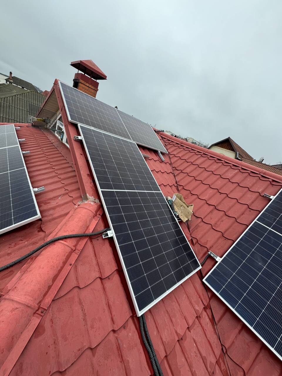 ePrime Sistem fotovoltaic hibrid de 10,45 kW instalat pe acoperiș cu geometrie complexă în mun. Chișinău, str. Voluntar Filip Lupașcu. Echipament: panouri Longi Solar 615W Bifacial, invertor Solis 10kW și stocare Dyness.