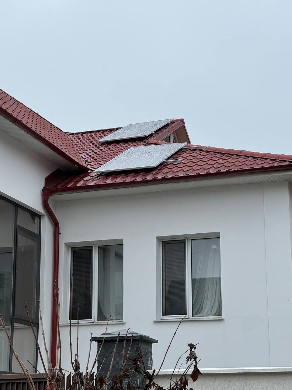 ePrime Sistem fotovoltaic hibrid de 10,45 kW instalat pe acoperiș cu geometrie complexă în mun. Chișinău, str. Voluntar Filip Lupașcu. Echipament: panouri Longi Solar 615W Bifacial, invertor Solis 10kW și stocare Dyness.