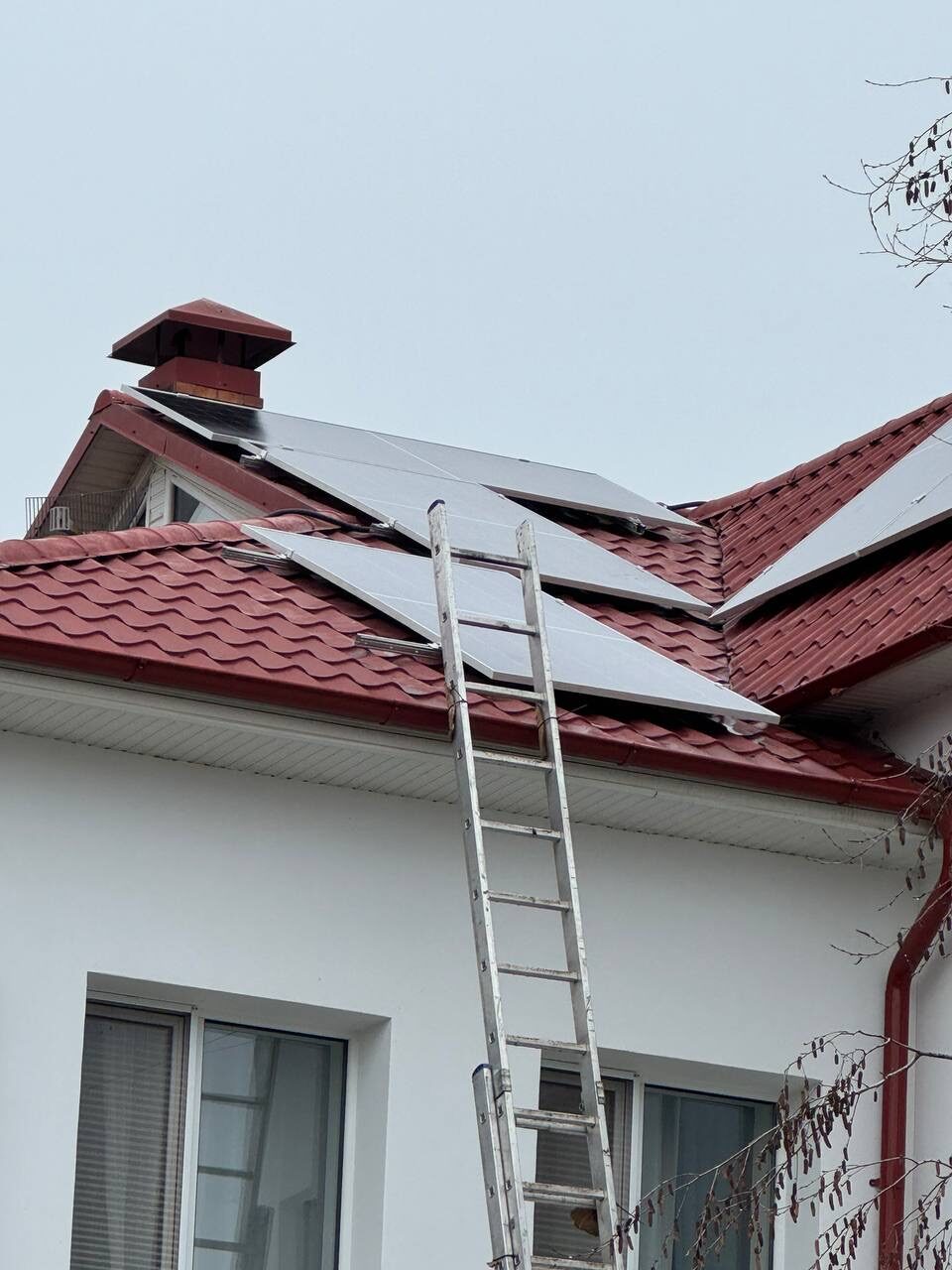 ePrime Sistem fotovoltaic hibrid de 10,45 kW instalat pe acoperiș cu geometrie complexă în mun. Chișinău, str. Voluntar Filip Lupașcu. Echipament: panouri Longi Solar 615W Bifacial, invertor Solis 10kW și stocare Dyness.