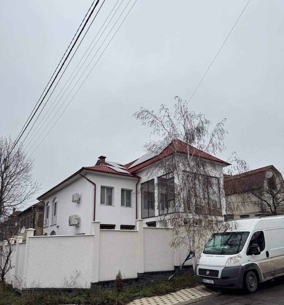 ePrime Sistem fotovoltaic hibrid de 10,45 kW instalat pe acoperiș cu geometrie complexă în mun. Chișinău, str. Voluntar Filip Lupașcu. Echipament: panouri Longi Solar 615W Bifacial, invertor Solis 10kW și stocare Dyness.