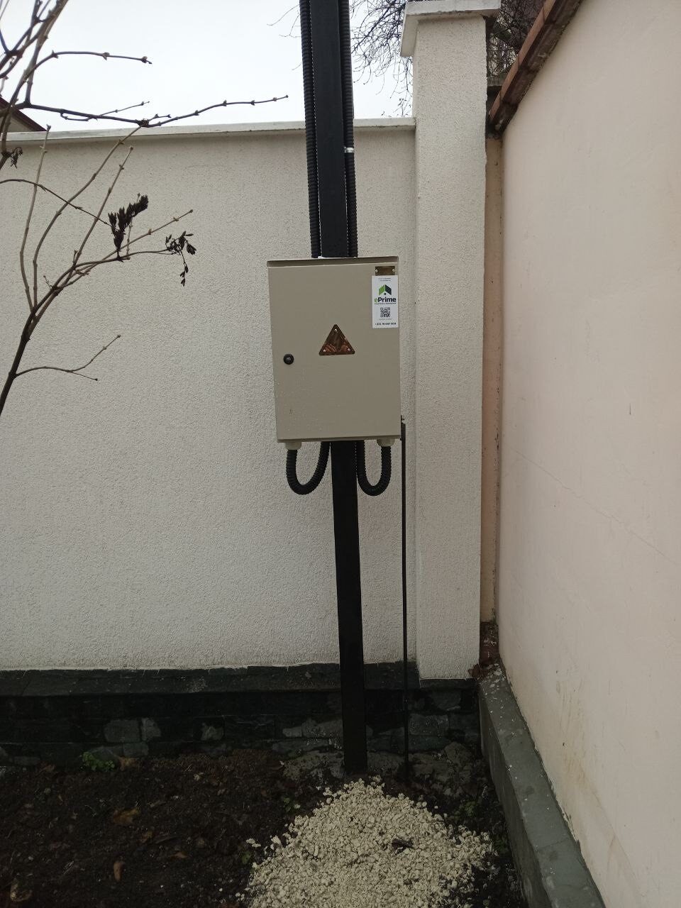 ePrime Sistem fotovoltaic hibrid de 10,45 kW instalat pe acoperiș cu geometrie complexă în mun. Chișinău, str. Voluntar Filip Lupașcu. Echipament: panouri Longi Solar 615W Bifacial, invertor Solis 10kW și stocare Dyness.