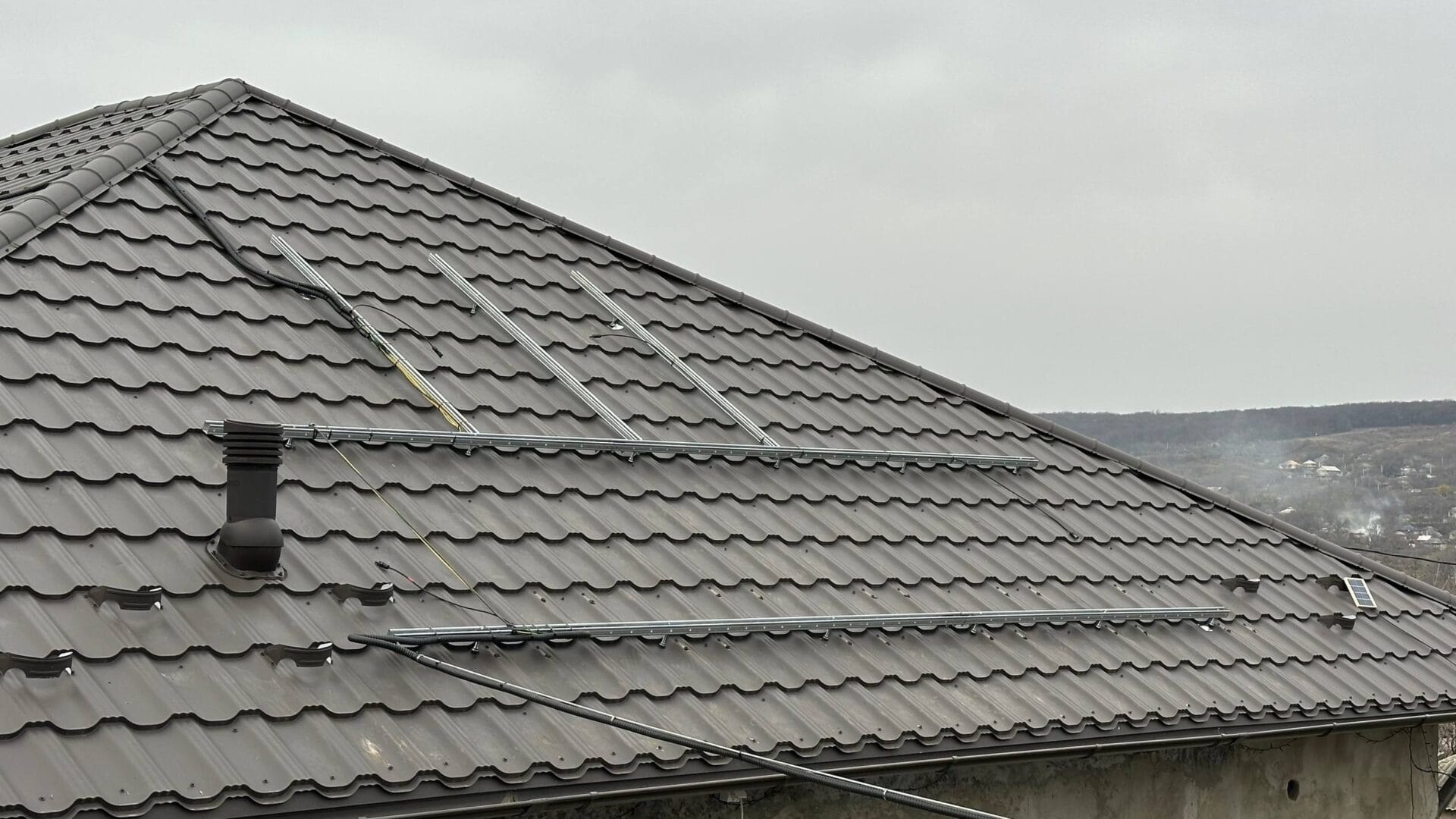 Proiect Fotovoltaic Hibrid 10kW Telenești | Montaj pe Ardezie și Țiglă | Eprime.md