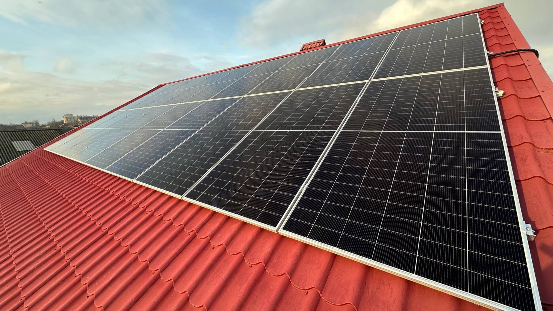 Centrală Fotovoltaică Rezidențială 11 kW – Independență Energetică și Eficiență Sporită