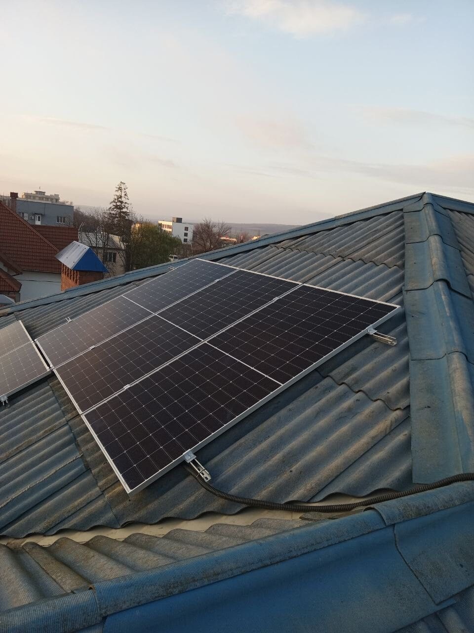 Солнечные панели Qn-Solar N-Type 585W на шиферной крыше с оптимизаторами тени ePrime