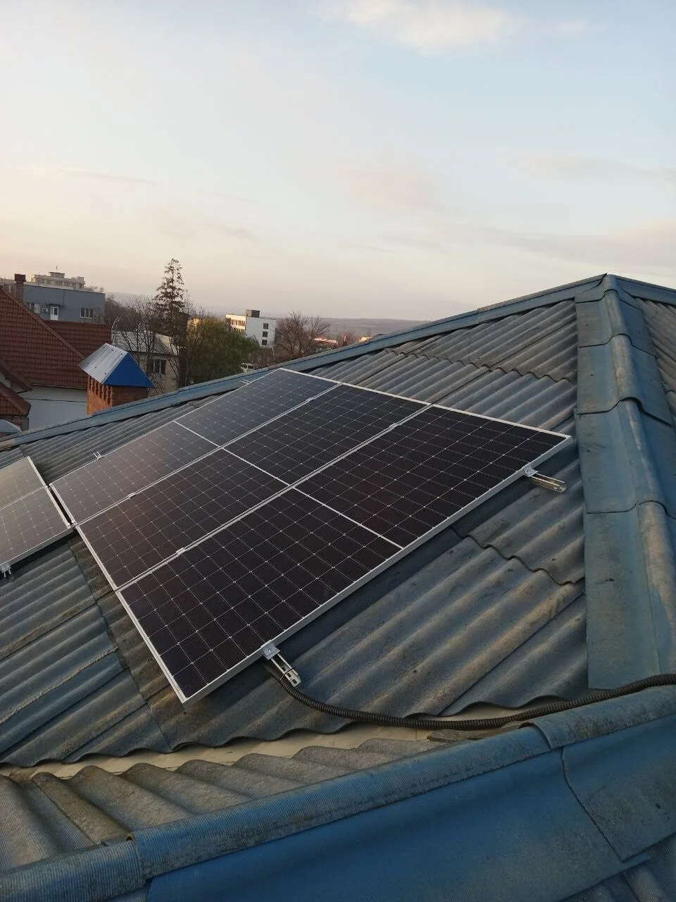 Солнечные панели Qn-Solar N-Type 585W на шиферной крыше с оптимизаторами тени ePrime