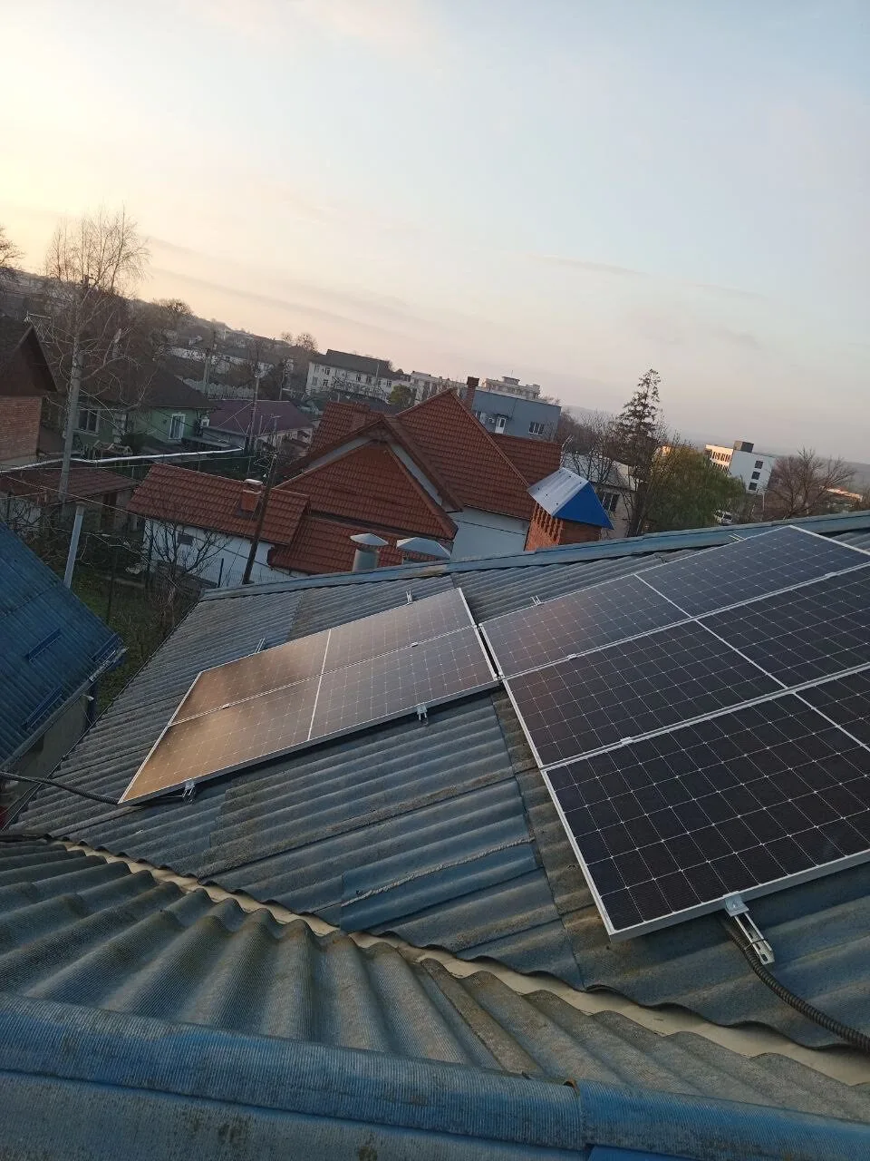 Солнечные панели Qn-Solar N-Type 585W на шиферной крыше с оптимизаторами тени ePrime