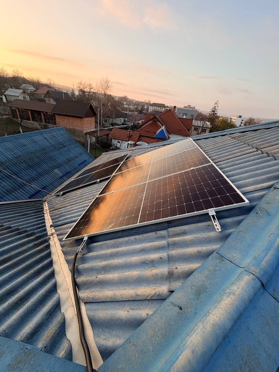 Солнечные панели Qn-Solar N-Type 585W на шиферной крыше с оптимизаторами тени ePrime