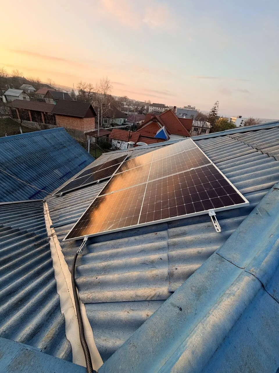 Солнечные панели Qn-Solar N-Type 585W на шиферной крыше с оптимизаторами тени ePrime