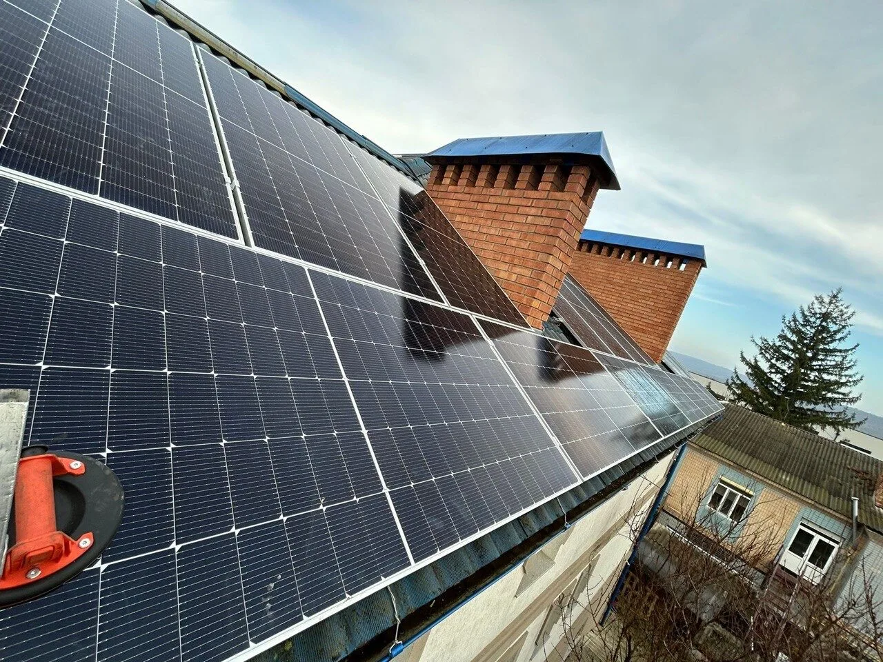 Фотоэлектрические панели Qn-Solar N-Type 585 Вт, установленные на шиферной крыше с оптимизаторами затенения ePrime