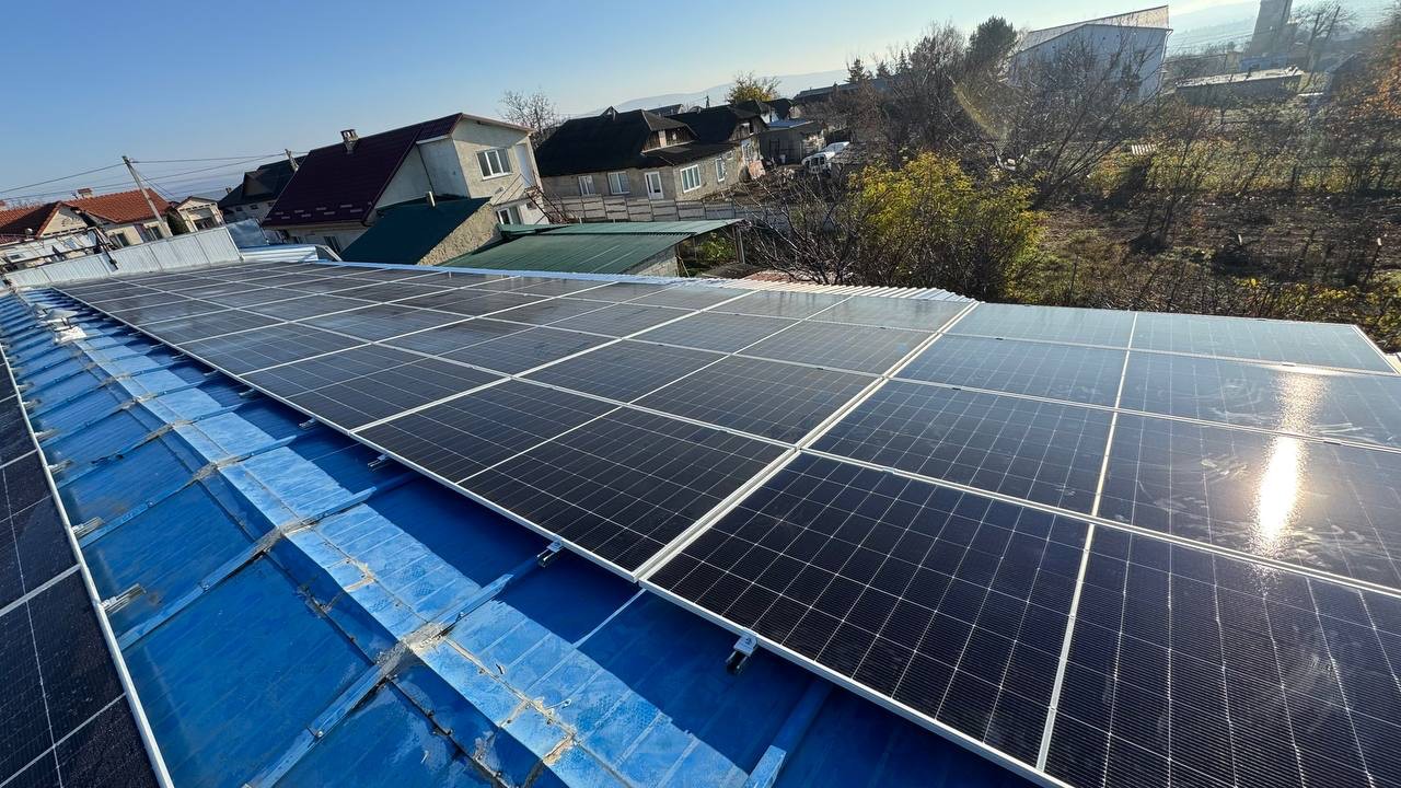 panouri-fotovoltaice-longi-615w-acoperis-industrial ePrime