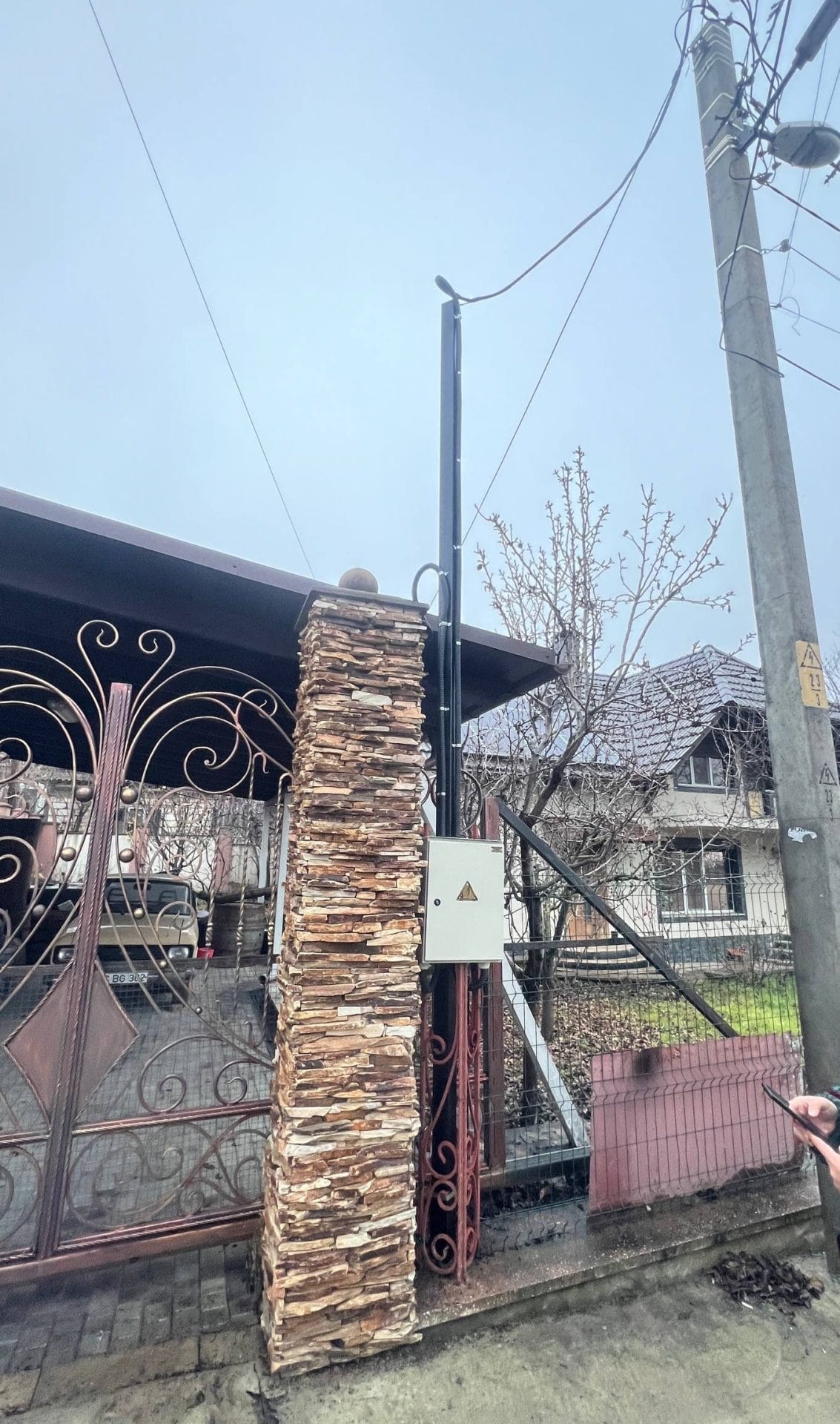 Conectare la rețea și contorizare pentru sistem fotovoltaic hibrid.