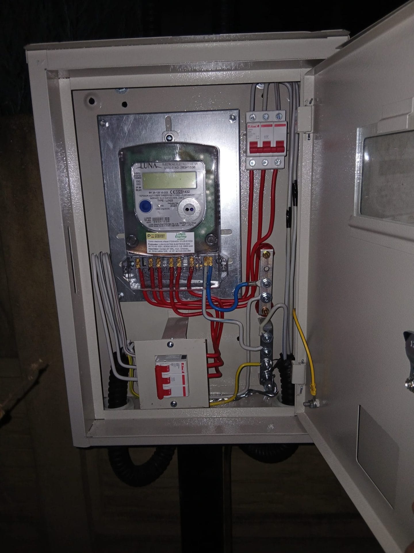 Contor electric electronic pentru măsurarea energiei produse și consumate.