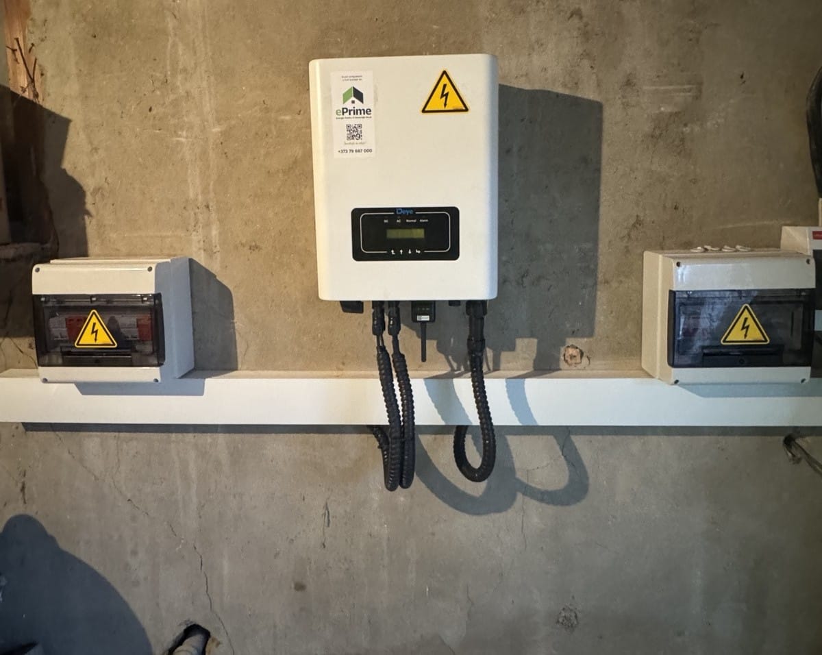 Invertor on-grid Deye 10kW montat la interior.