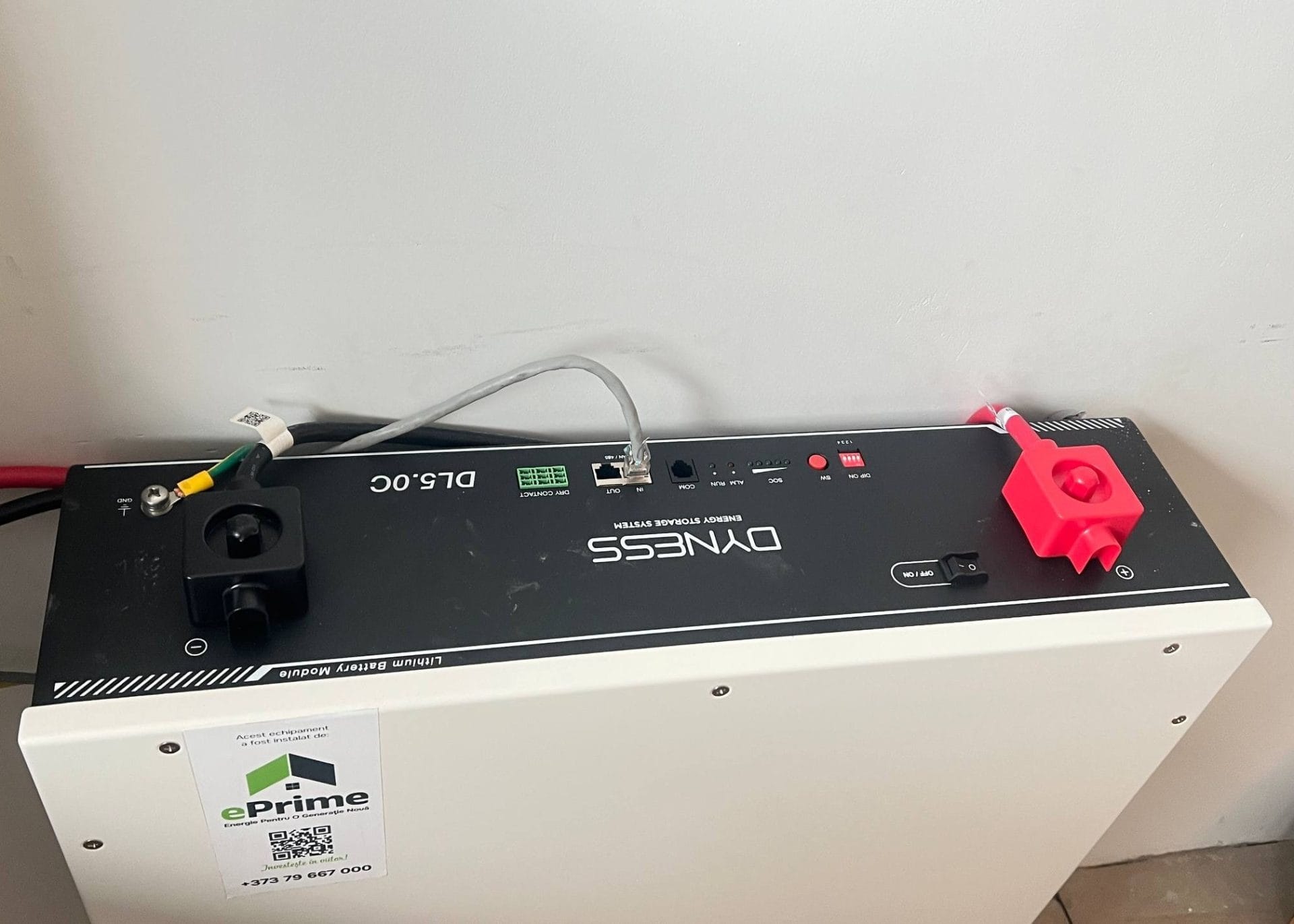 Invertor hibrid Deye și tablouri de protecție montate pe fațada casei.