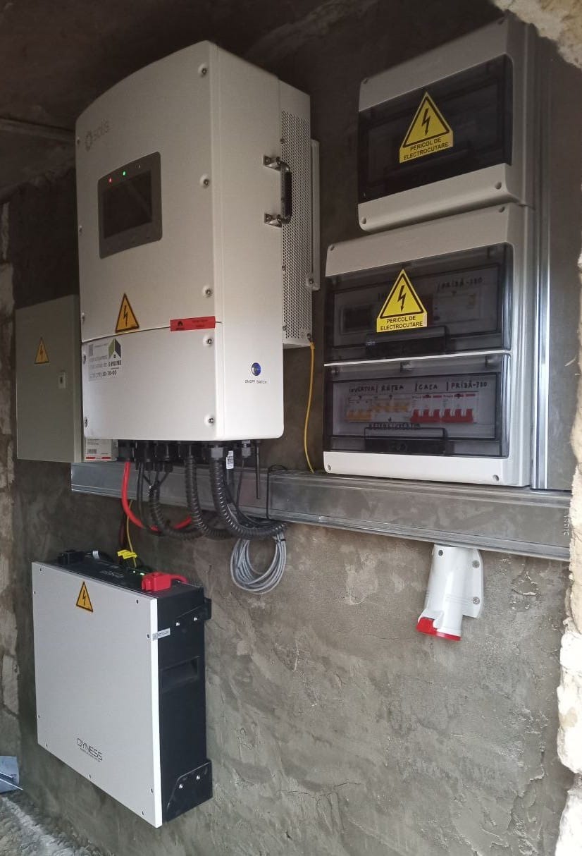 nvertor hibrid Solis și baterii Dyness instalate într-o încăpere tehnică ePrime