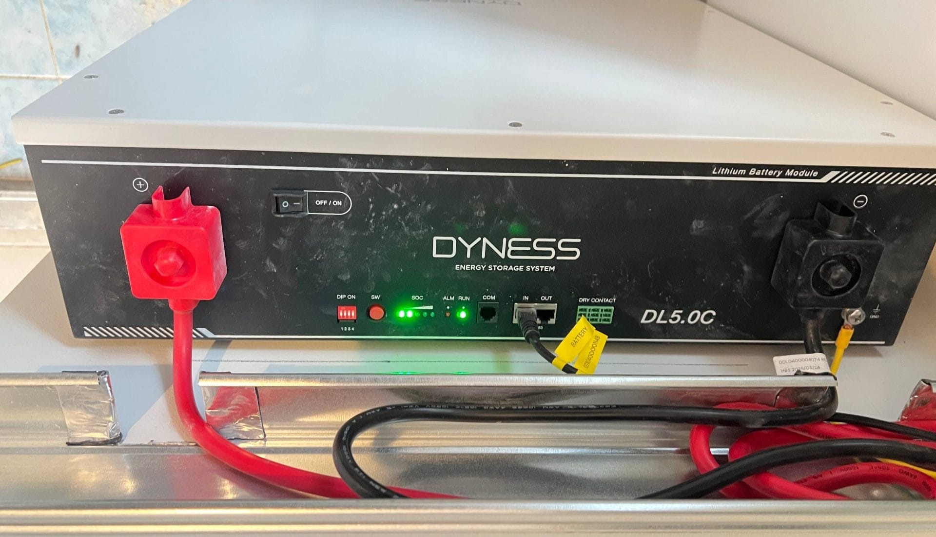 Invertor hibrid Solis și baterii de stocare Dyness montate profesional de Eprime.