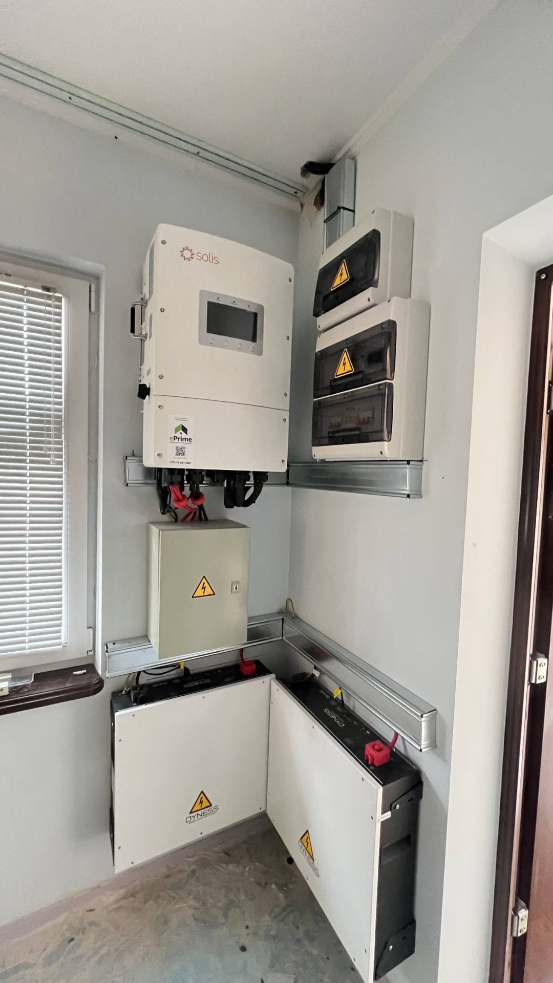 Invertor hibrid Solis și baterii de stocare Dyness montate profesional de Eprime.