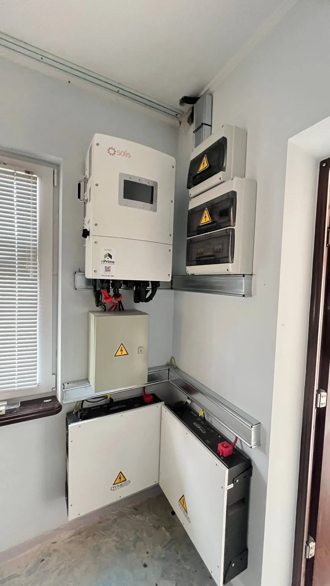 Invertor hibrid Solis și baterii de stocare Dyness montate profesional de Eprime.