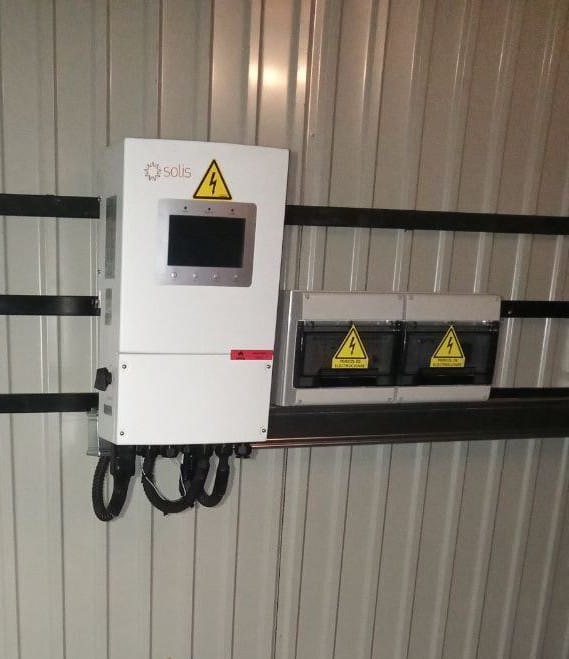 Invertor hibrid Solis 5kW și tablouri de protecție instalate profesional.