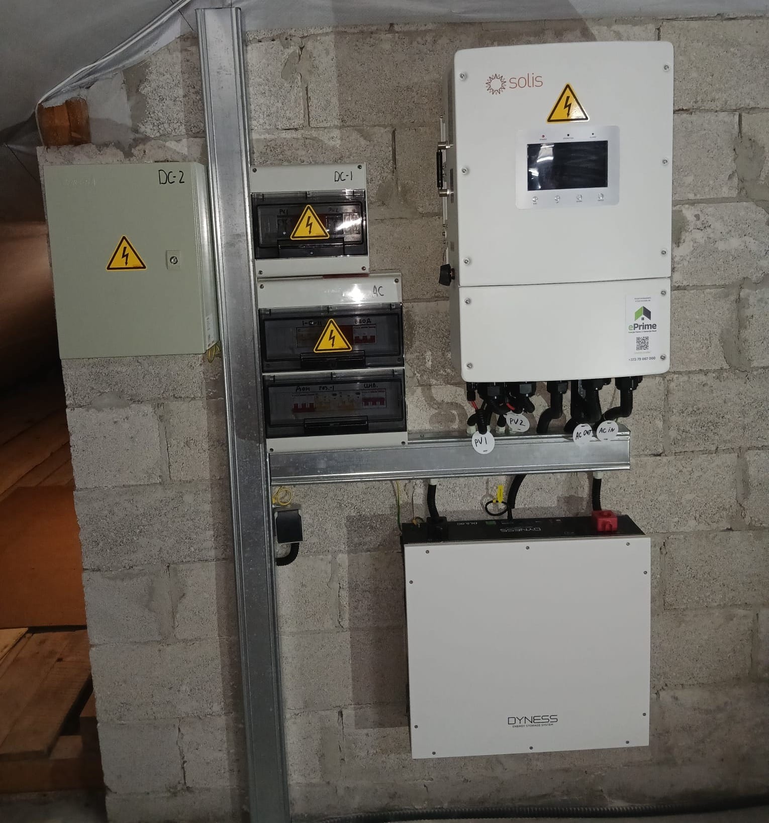 Invertor hibrid Solis S6 și baterie Dyness montate profesional.