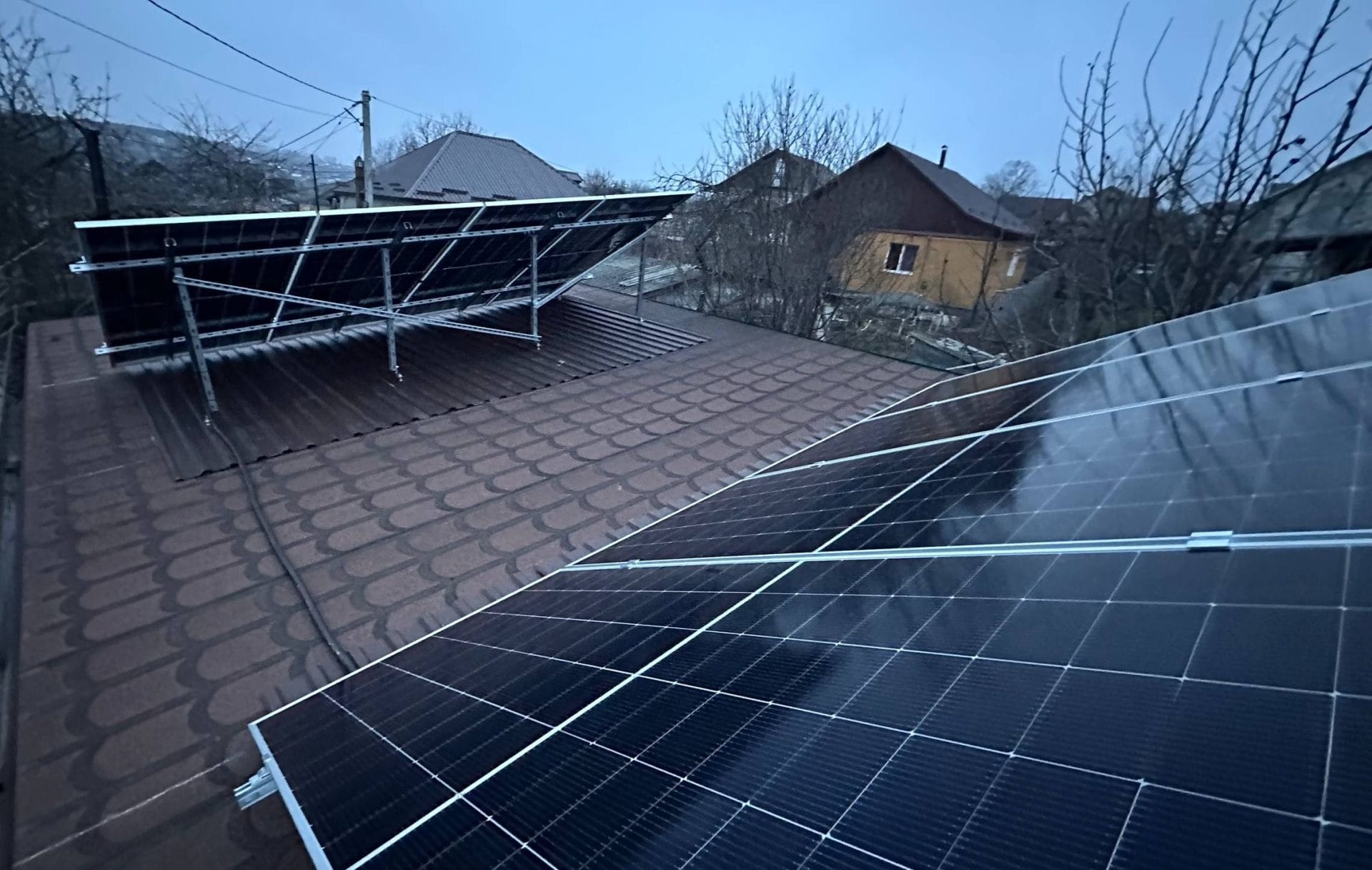 Sistem fotovoltaic 14kW cu panouri LONGi Hi-MO 7 montat pe acoperiș în Stăuceni.