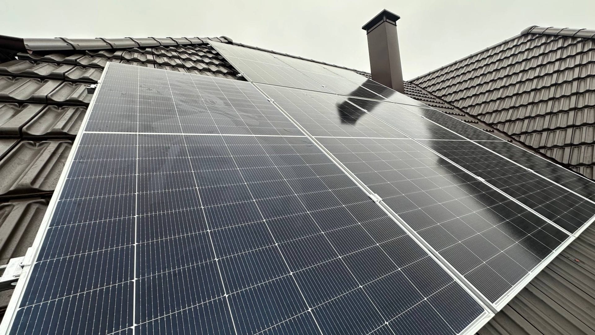 Sistem fotovoltaic 14kW cu panouri LONGi Hi-MO 7 montat pe acoperiș în Stăuceni.